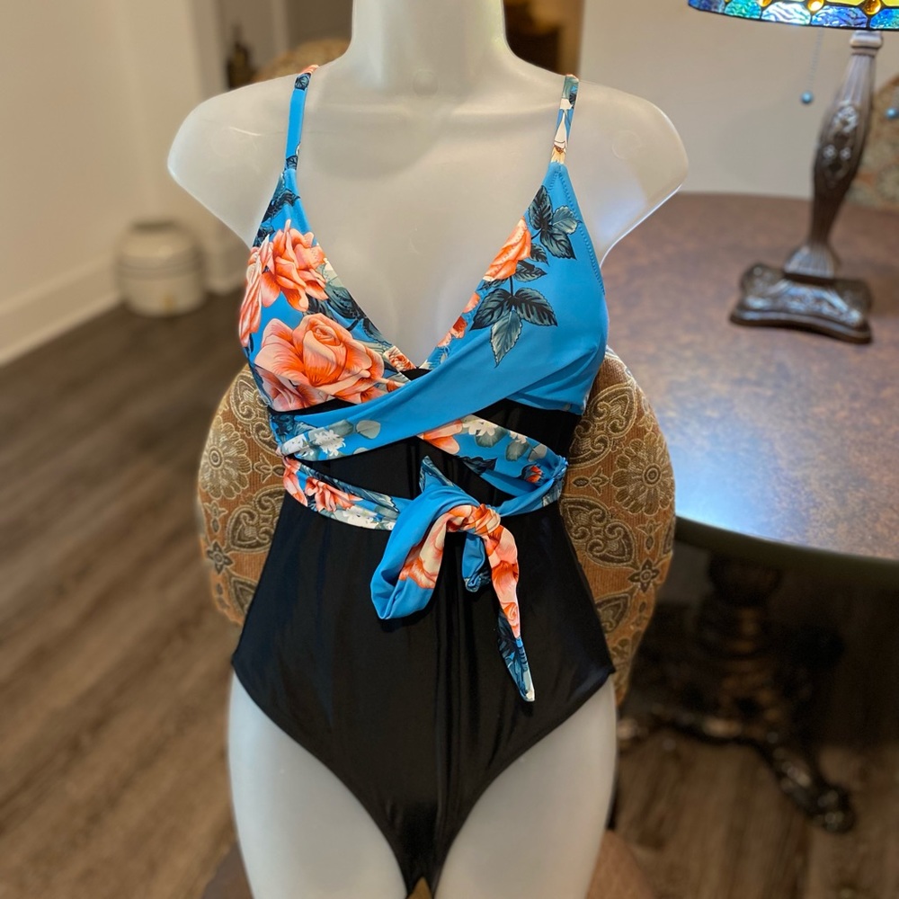 New Cupshe Ladies Swimsuit Size Medium